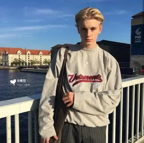 6686体育铜牌作者Lloyd