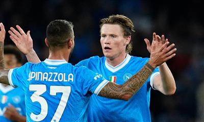 แม็คโทมิเนย์ พูดถึงการทำประตู แสงไฟสว่างเกินไป และผมมองไม่เห็นอะไรเลย มีเพียงความคิดที่จะทำประตูเท่านั้น