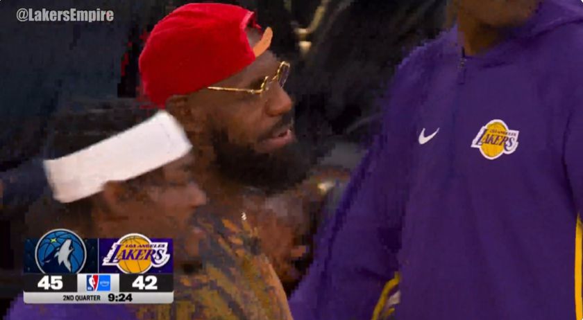 โต้ตอบอย่างแข็งขัน! เจมส์ยังคงสื่อสารกับเพื่อนร่วมทีมในสนามและพูดคุยกับผู้ตัดสินด้วย