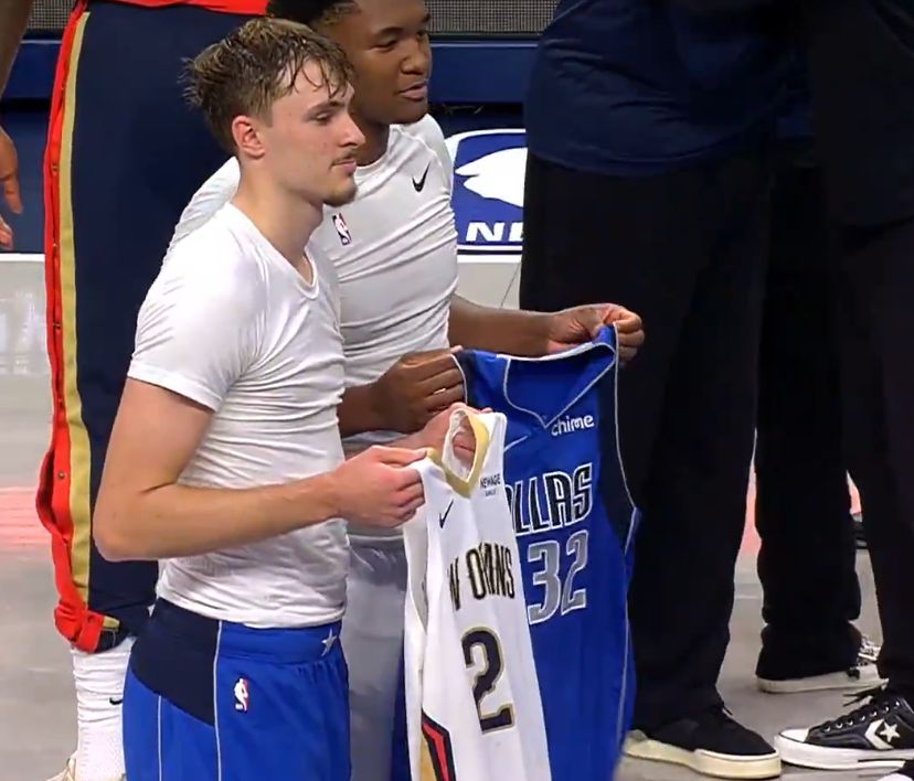 เพื่อนร่วมทีมมัธยมปลาย! แฟล็กก์และควินน์สลับชุดหลังจบเกม