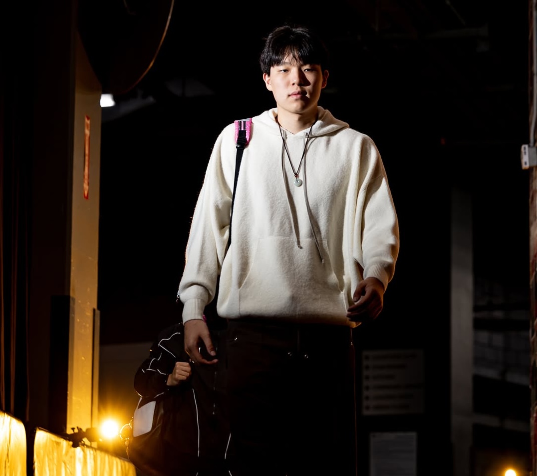 โซเชียลมีเดียของ Trail Blazers โพสต์รูปถ่ายของ Yang Hansen ที่เข้ามาก่อนเกม: เสื้อฮู้ดสีขาวและกระเป๋านักเรียนสีชมพู