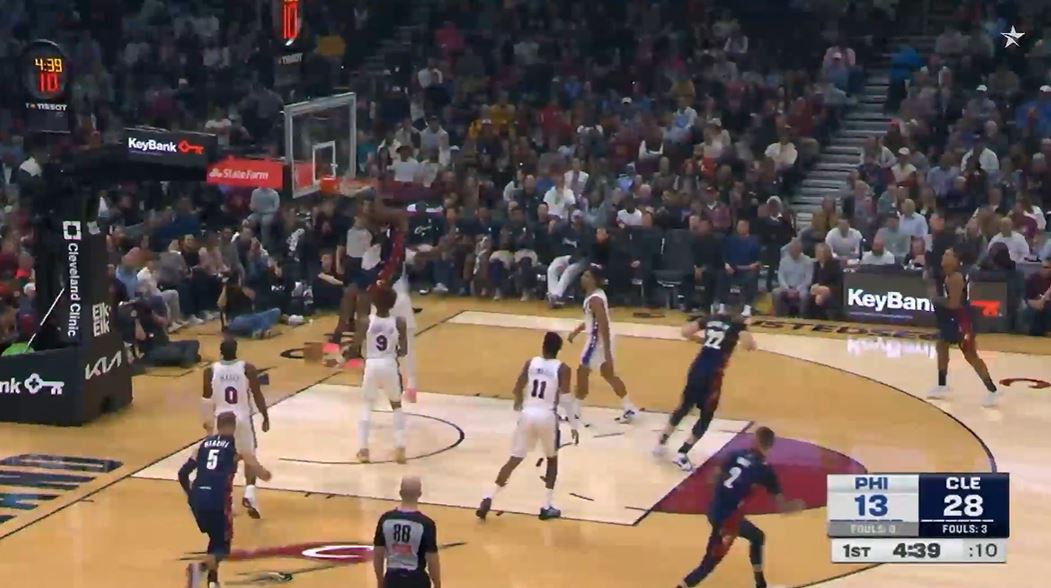 การควบคุมบอลร้อน! มิทเชลล์ทำคะแนนได้ 15 คะแนนจากการยิง 4 จาก 5 ครั้งและคาวาเลียร์สขึ้นนำ 76ers ด้วย 14 คะแนนในควอเตอร์แรก