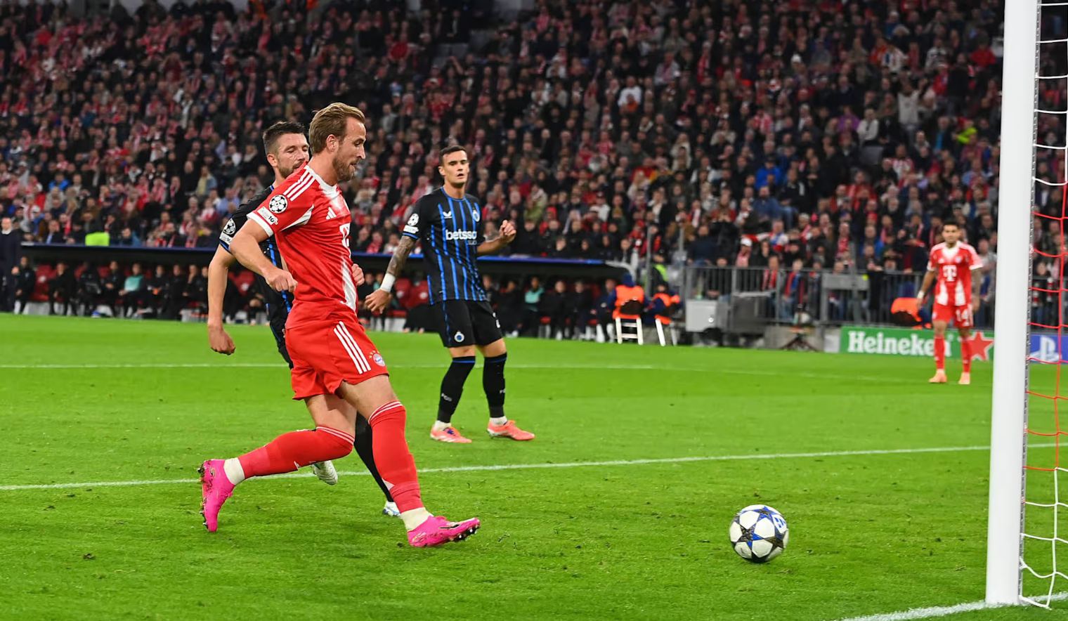 Official: Kane ได้รับเลือกให้เป็นผู้เล่นยอดเยี่ยมของบาเยิร์นประจำเดือนตุลาคม และดาวรุ่งคาร์ลก็ยิงประตูได้ดีที่สุด